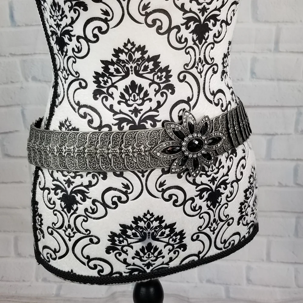 Beautiful Metal stretch jeweled belt hook Closure